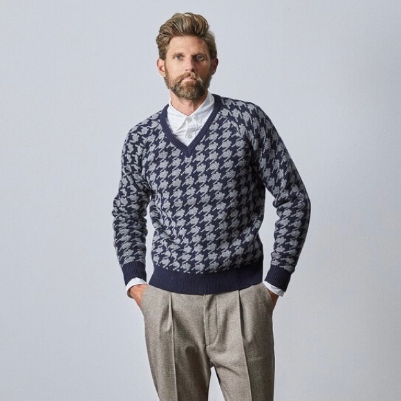 Todd Snyder $348 Merino Wool Houndstooth V-Neck Sweater in